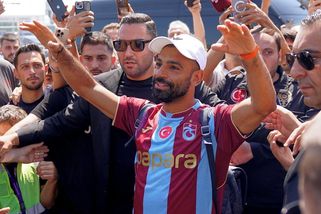 Salaha po příletu do Turecka přivítaly tisíce fanoušků i velkolepý ohňostroj - Sport.cz