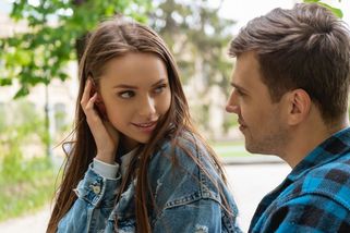 Jak nalákat vysněného muže? 8 triků, které fungují! Ukazujte dlaně a mluvte pomalu... - Proženy.cz