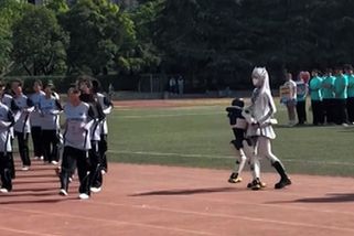 Když zlobí signál. Zmatený robot narušil vystoupení a šel obejmout tanečnici