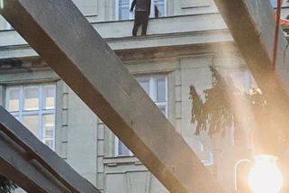 Pět minut šíleného střelce. Video ukázalo, jak pálil z ochozu na ulici - Seznam Zprávy