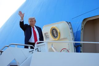 Trumpa ukryli do kontejneru na jídlo. Z Ankary ho...