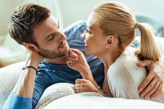 Co skutečně činí muže ve vztahu šťastným? Sex to není