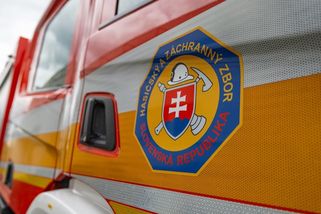 Výrostci na východním Slovensku opakovaně útočí kameny na zasahující hasiče a ničí jim techniku - Novinky