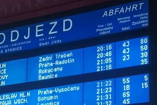 Naštvaní cestující a poškozené vlaky. Provoz mezi Prahou a Berounem komplikují technické problémy - Novinky