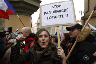 Orwellovo ministerstvo pravdy nosíme každý v kapse. Co s námi bude? - Seznam Zprávy