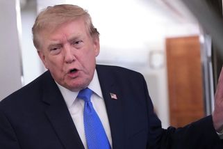 Trump se při odletu ze summitu NATO ukryl v kontejneru na jídlo - Novinky