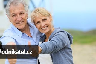 Senioři, kteří přišli o příspěvky z „penzijka“, mohou od srpna žádat o jejich vrácení
