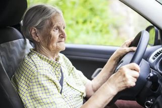 Řidiči po šedesátce mluví o ponížení: Pracovat mají déle, za volantem jim stát nevěří