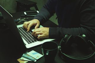 Muž z Chomutova se chtěl naučit polsky. Přišel o 5,7 milionu