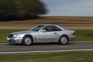 Ikona z devadesátek: Dvanáctiválcová legendární žehlička Mercedes SL 600 je tichý zabiják v obleku od Hugo Bosse - Garáž.cz
