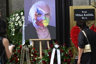 „Prolhaný hlupák v čele nemyslícího stáda“. Proč Milana Knížáka oslavuje vláda vedená mužem, kterým umělec opovrhoval