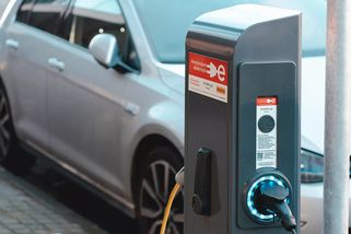 Z elektromobilů se stává jednorázový odpad. Výrobci se přizpůsobují čínskému trendu tříleté obměny