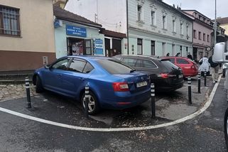 Nově instalované sloupky uvěznily zaparkovaná auta. Neměla tam stát, vysvětluje radnice