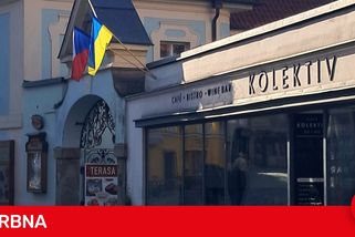 Ukrajinská vlajka na kavárně vydržela jen pár hodin. Správci vadil zásah do fasády