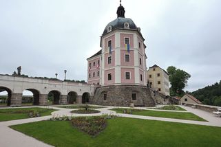 Samozvané vlastence dráždí modrožluté prapory. Jsou ale vedle jak ta jedle - Novinky