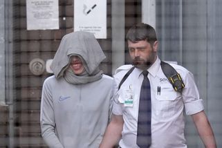 Migranti v Británii znásilnili ženu. Plivali na ni a jeden napadení natáčel, soud vynesl rozsudek