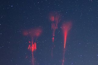 Fotograf na Chrudimsku během bouřky zachytil červené skřítky - Novinky