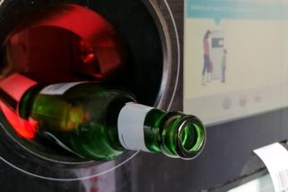 Fígle s vratnými lahvemi vypadají nevinně. Ve skutečnosti jde o podvod, za který můžete skončit na policii