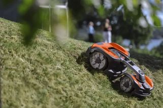 Pražské služby hájí drahý pronájem robosekaček