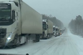 Kolaps na sibiřské dálnici. V minus třiceti stáli řidiči ve stokilometrové koloně - Novinky