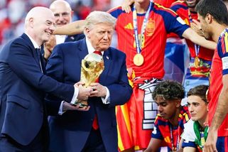 Donald Trump si během předávání poháru chtěl ukrást moment pro sebe, fanoušci zuří