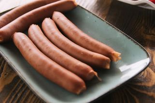 dTest testoval vídeňské párky (2026): Nejhůř dopadly párky od Babiše. Problémy má i Penny a Lidl. Je to vůbec maso?
