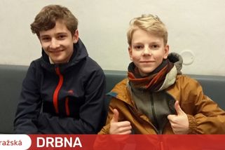 Dva třináctiletí kluci našli v tramvaji batoh s deseti tisíci korunami. Zanesli ho strážníkům