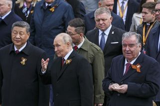 FOTO: Fico v Moskvě kousek za Putinem. V přehlídce byly novinky i muzejní kousky - Novinky