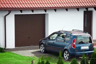 Češi můžou dostat pokutu za parkování před vjezdem u vlastního domu. Většina o tom vůbec neví »