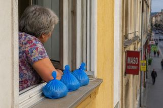 Vzala zákon do vlastních rukou. Seniorka hází z okna naplněné sáčky na bezohledné spoluobčany