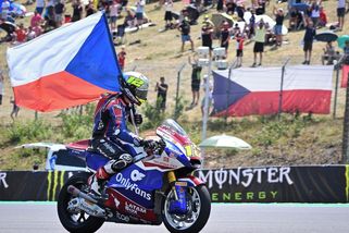 Český jezdec po osmi letech v Brně na pódiu, po závodě si rýpl do nepřejících - Sport.cz
