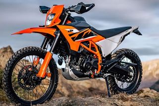 Skrytá kamera odhalila obří trik KTM. Dealeři hned po prodeji odškrcují motorky, emise letí nahoru