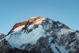 Po pádu laviny na pákistánské hoře Broad Peak se pohřešuje deset horolezců - Novinky
