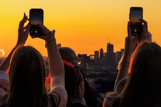 Zatmění Slunce může poškodit fotoaparáty. A to i v mobilech