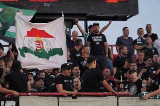 MS fotbal | Skandál v zápase Evropské ligy. Fanoušci provokovali kontroverzní vlajkou - Sport.cz