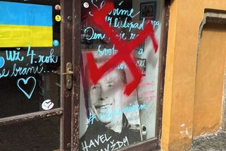 Na výlohy Svazu Němců v Chebu někdo nastříkal hákové kříže - Novinky