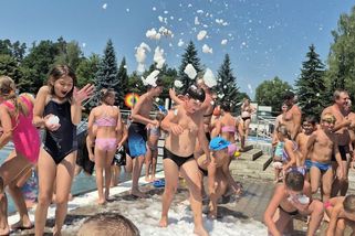 Koulovačka v tropech. Náchodské koupaliště zchladil sníh - Novinky