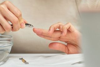Stříháte si nehty správně? Co platí na ruce, neplatí na nohy. Tohle dělá většina lidí špatně