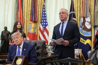 Spal Trump v Oválné pracovně, nebo jen zavřel oči? Video „Sleepy Dona“ baví sociální sítě
