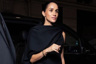 „Jak může někdo s náušnicemi Diany vypadat tak lacině?“ Meghan Markle jásala u dudáků a sklidila drsnou kritiku - Super.cz