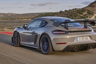 Posadil děti za spoiler svého porsche, dostal zákaz řízení