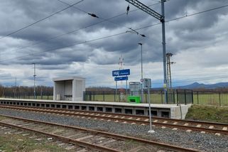 railtarget.cz/osobni-doprava/dvere-prasknou-a-jede-se-i-kdyby-privrely-mamuta-lide-besni-kvuli-vlacene-matce-s-kocarkem-12518.html?utm_source=www.seznam.cz&utm_medium=seznam_distribuce&utm_campaign=lide