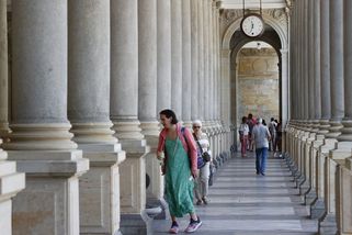 VIP večírek v Karlových Varech skončil poškozením Mlýnské kolonády - Novinky