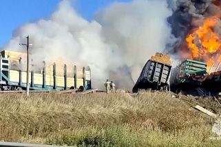 V Rusku po srážce s kamionem vzplál vlak s cisternami benzinu - Novinky