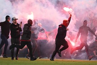 Slavia tvrdě reaguje na hrůzy v derby. Uzavřela Tribunu Sever a z kádru vyřadila Chorého a Douděru - Sport.cz