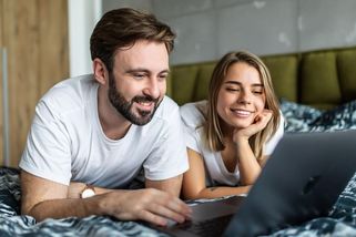 Kdy porno ničí vztahy a kdy je posiluje? Rozhoduje jedna zásadní věc