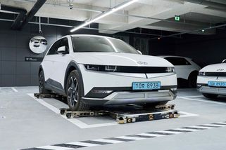Parkovací roboti od Hyundai nadzvednou a přemístí auto