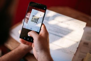 Glosa: Platební karty letní Česko pořád nebere, frčí QR kódy. Je to dobře? - Seznam Zprávy