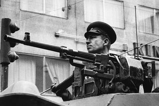 Zvací dopis, který vedl k obsazení Československa v srpnu 1968, předal Vasil Biľak na WC - Médium.cz