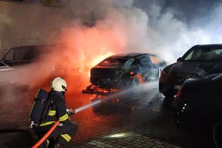 Elektromobil zachvátily plameny v českobudějovickém autosalonu